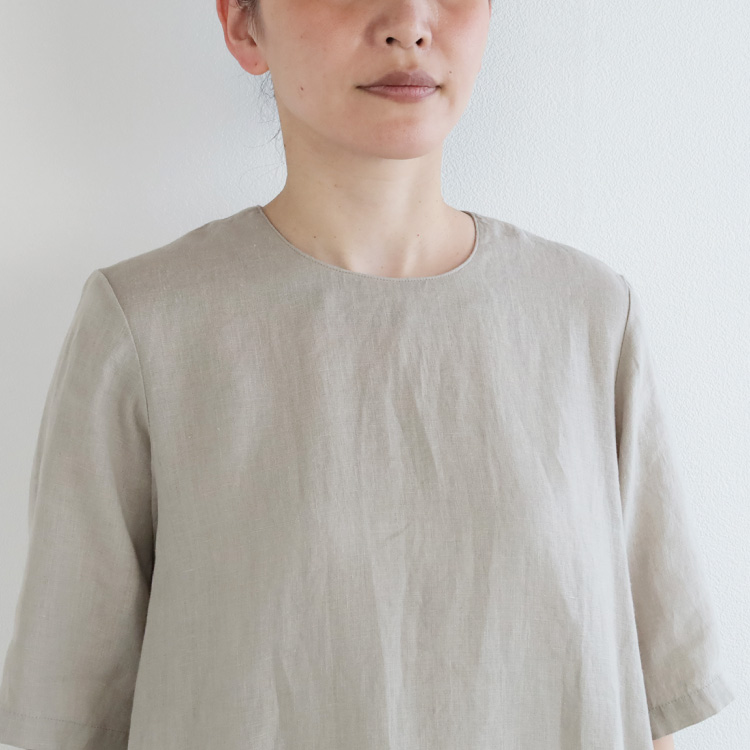 襟　クルーネック