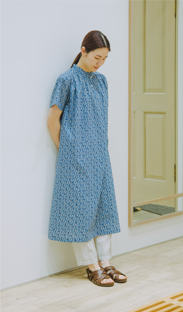 リバティプリントスタンドカラーギャザーワンピース
